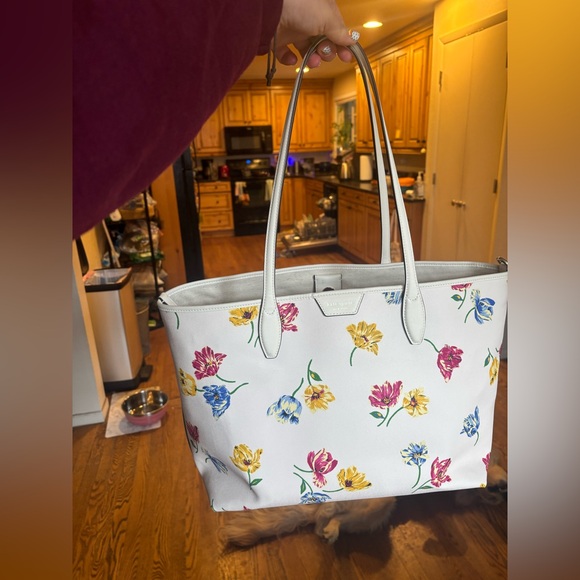 kate spade Handbags - Kate Spade Sutton Tulip Toss Printed Tote Large Size